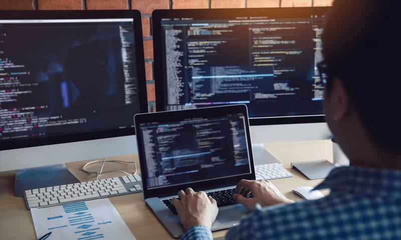 数据科学选型：R与Python如何赋能察哈尔右翼中旗网站建设？